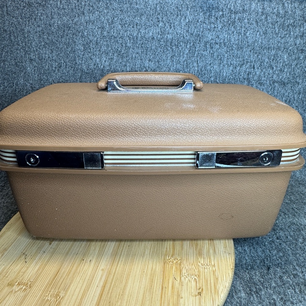 Vintage 1970’s Samsonite Concord Train travel makeup vanity case / mirror / keys